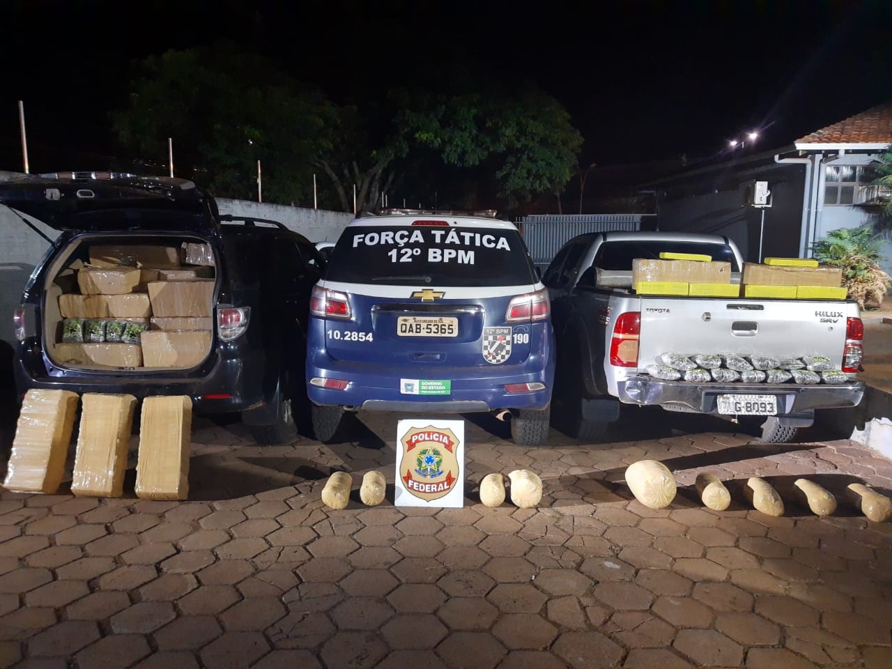 PM e PF recuperam dois veículos carregados com cerca de 3 toneladas de drogas PM e PF recuperam dois veículos carregados com cerca de 3 toneladas de drogas