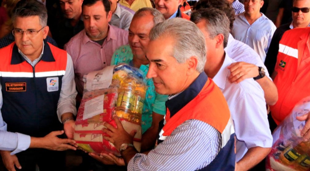 Reinaldo Azambuja sobrevoou Aquidauana, na semana passada, verificou a situação dos estragos e anunciou a liberação de recursos para compra de medicamentos e auxílio às famílias desabrigadas.