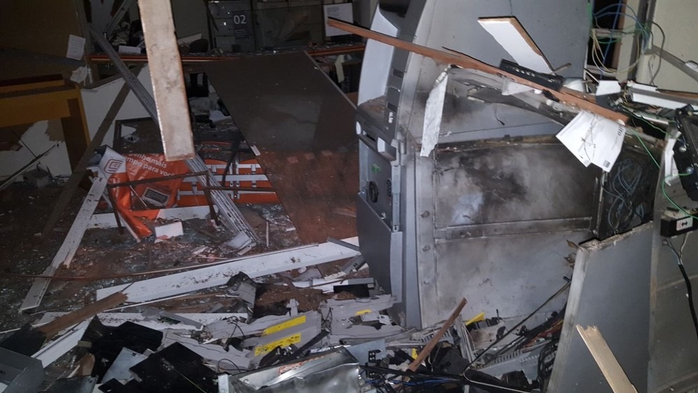 Câmara aprova penas mais duras para furto a caixas eletrônicos com uso de explosivo Caixa eletrônico danificado por bandidos após explosão (Foto: Polícia Militar/Divulgação)