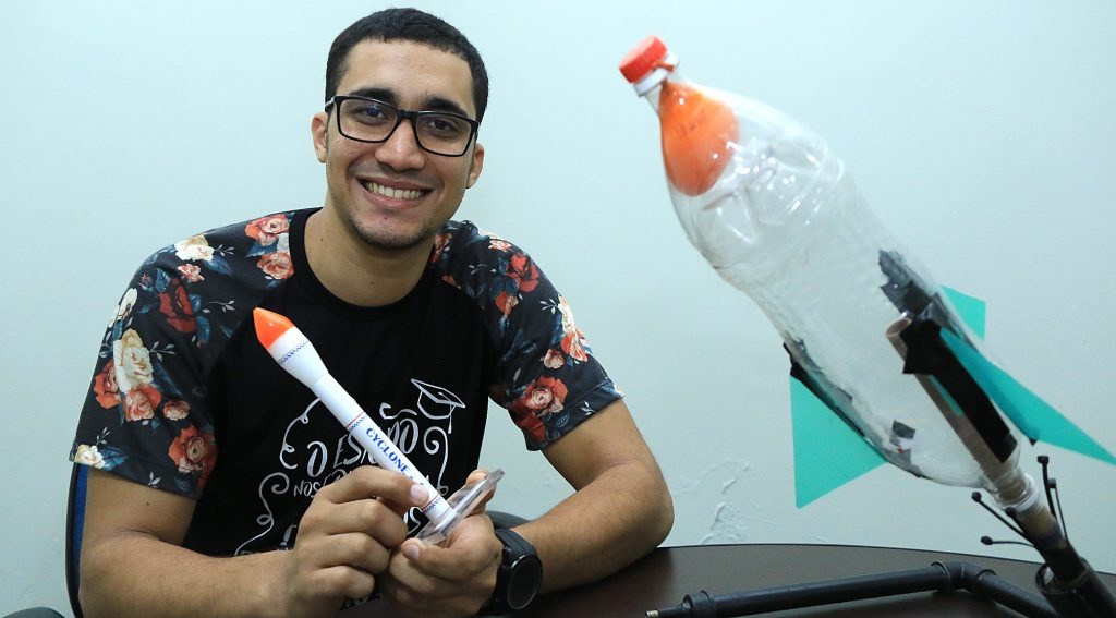 Professor Murilo Nunes coordena o Clube de Ciências no Centro de Educação Widal Roma. Divulgação
