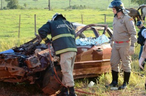 Homem perde controle do veículo, sofre capotagem e morre na MS-274 Corpo fica preso às ferragens. (Foto: Nova News)