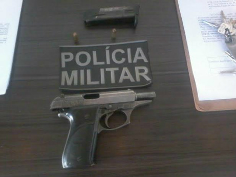 Pistola foi apreendida pela polícia