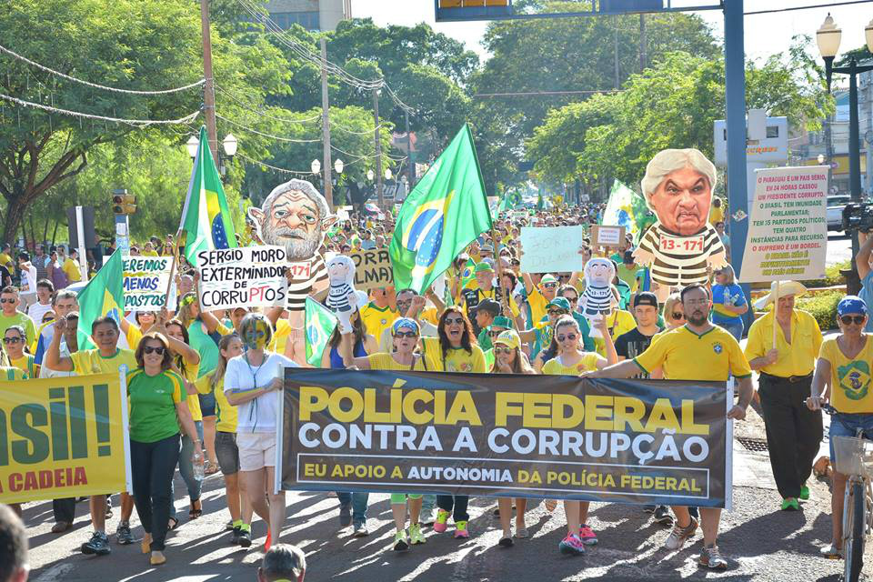 Douradenses retornam as ruas para portestar, agora contra a decisão de nomear Lula ministro(Foto: Divulgação/Marcos Ribeiro)