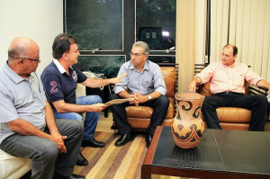 Reinaldo discute com deputado Vander Loubet (PT), criação de região metropolitana de Campo Grande (Foto: Chico Ribeiro - Assessoria)