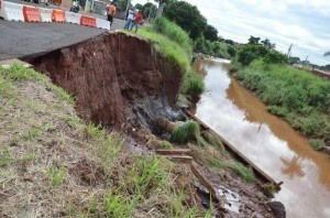 Trecho da Ernesto Geisel interditado por causa da chuva no ano passado. (Foto: Arquivo)