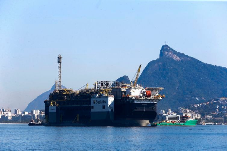 Produção de petróleo aumenta 1,7% em abril, diz ANP Plataforma de petróleo P-67, ancorada na Baía de Guanabara, destinada ao Sistema de Produção do Campo de Lula, no pré-sal da Bacia de Santos - Tânia Rêgo/Agência Brasil