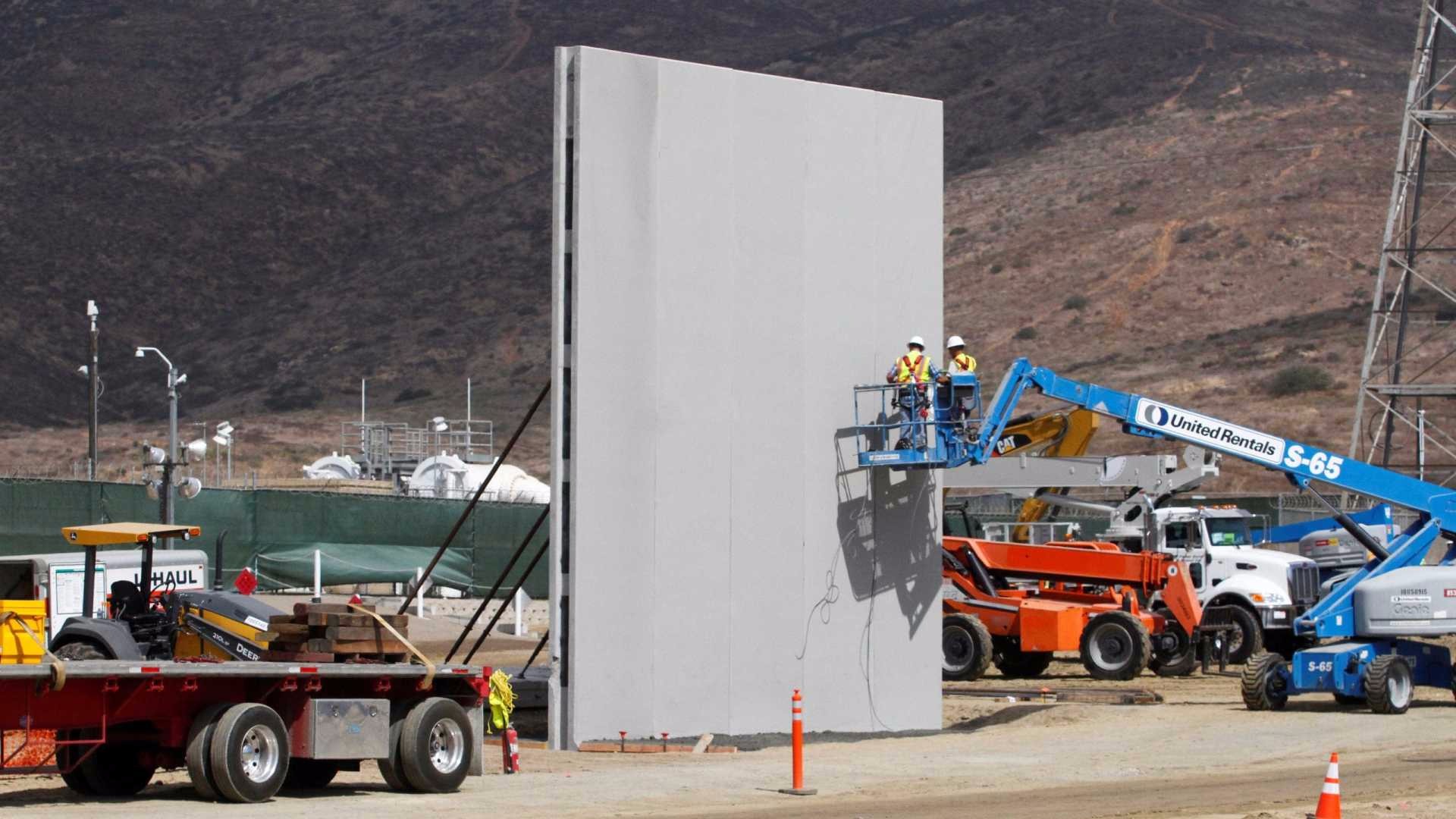 Estado Unidos constroem protótipos de muro na fronteira com México - Trabalhos tiveram início nesta semana
© Jorge Duenes/Reuters
