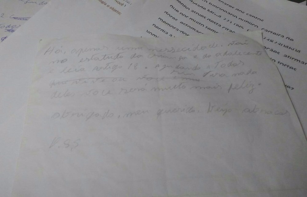 Polícia apreendeu várias cartas deixadas pelo autor (Foto: Juliana Peixoto/ G1)