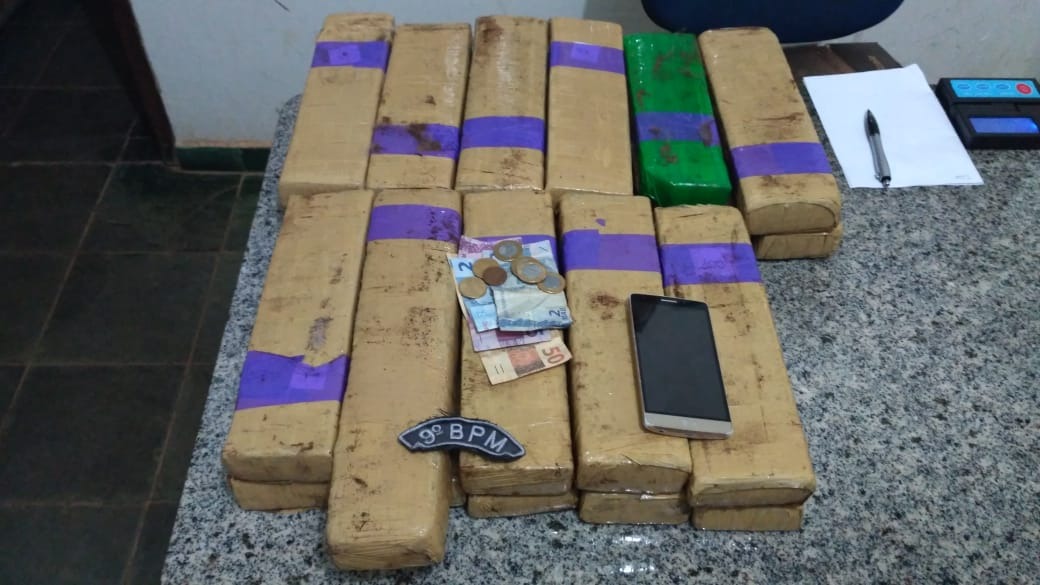 Mulher é flagrada com 22 tabletes de maconha em ônibus na BR-163 Divulgação