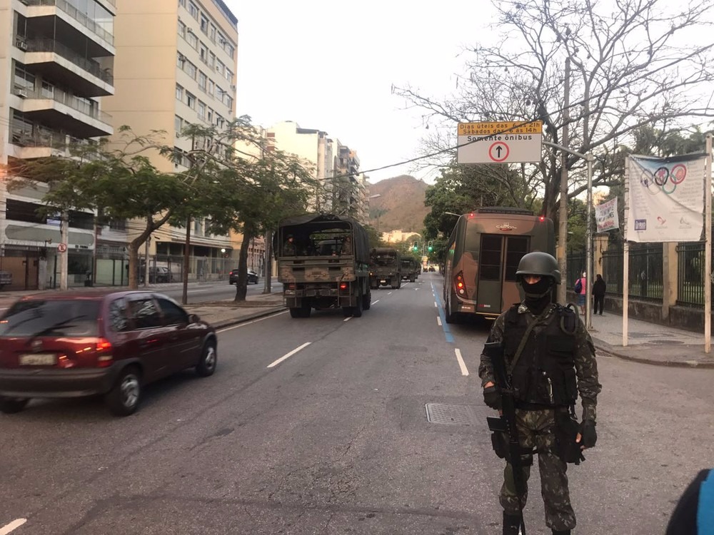Militares na região do Morro dos Macacos, na Zona Norte do Rio. (Foto: Luciano Cabral/ GloboNews)