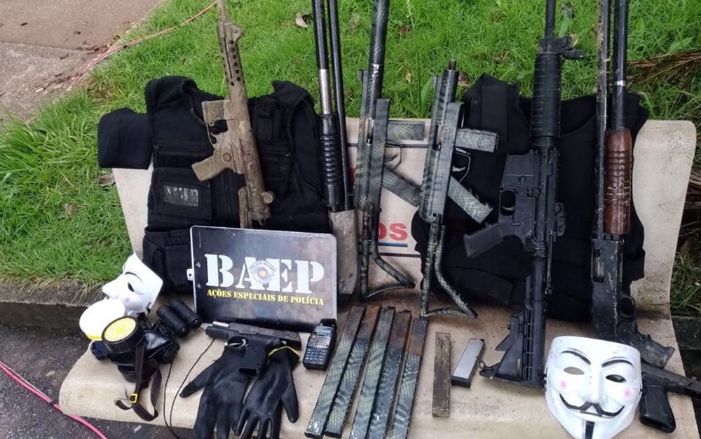 Armas, coletes e munições apreendidas pela Polícia Militar (Foto: Batalhão de Operações Especiais da Polícia Militar (Baep)/Divulgação)