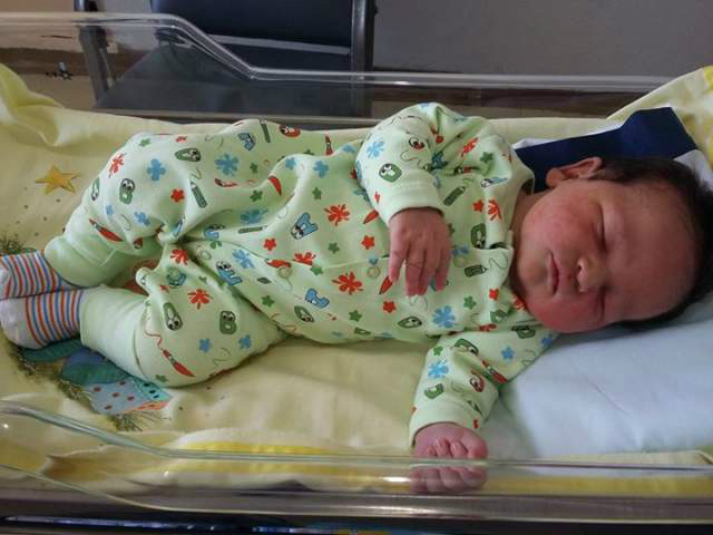 Bebê pesando 5,3 Kg nasce na Santa Casa e vira 'sensação' Bebê pesando 5,3 Kg nasce na Santa Casa e vira 'sensação'