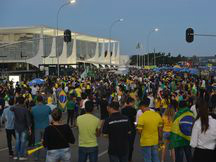Manifestantes voltam a protestar contra o governo em frente ao Planalto Foto:Agência Brasil)