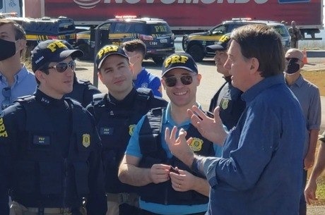 Em GO, Bolsonaro conversa com a cúpula da PRF
Divulgação