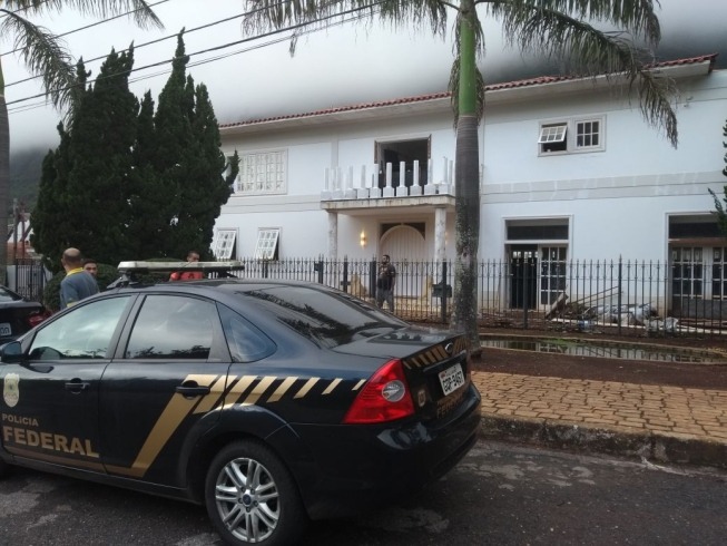 Um dos mandados judiciais está sendo cumprido no bairro Mangabeiras, em BH