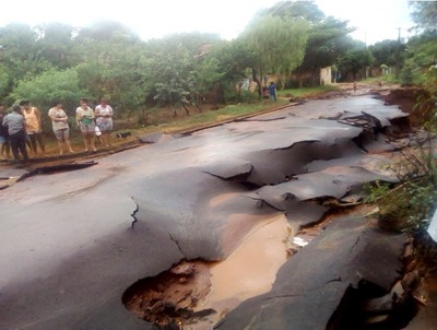 Asfalto foi levado e cratera aberta com força das águas - Foto: Tá Na Mídia Naviraí