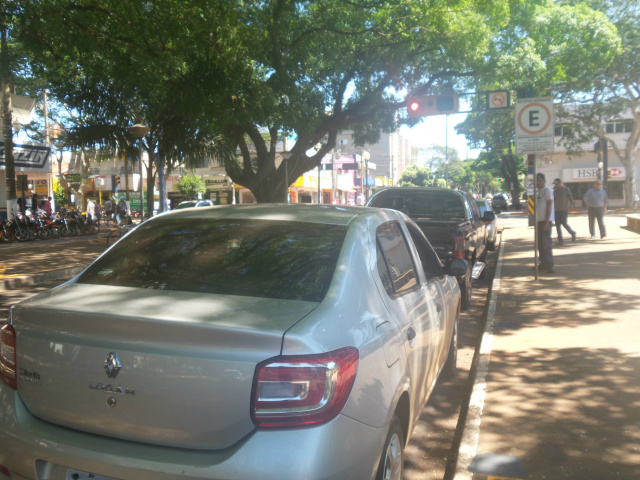 Usuários reclamam por tempo mínimo e dizem não notar melhorias em novo parquímetro Usuários não concordam com tempo mínimo oferecido por sistema (Foto: Gizele Almeida)