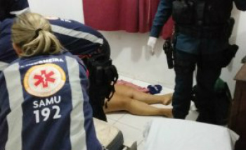 Homem mata ex-sogra a tiros e deixa jovem e criança feridas Samu presta socorro às vitimas que ficaram feridas - Foto: JP News