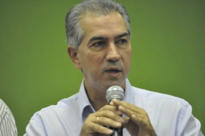 Reinaldo diz que irá dar posse a Secretaria de Habitação, após ela retornar de férias (Foto: Marcelo Calazans)