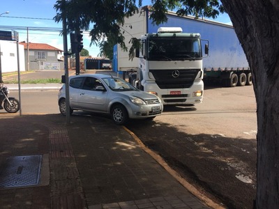 Motoristas ficaram com pouco espaço após acidente e tiveram de subir na calçada (Foto: Graziela Rezende/G1 MS)
