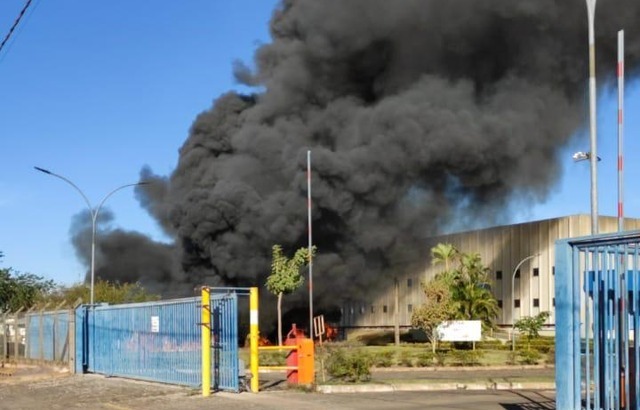 Incêndio em fábrica de tecidos mobiliza Corpo de Bombeiros Divulgação/5ºGBM