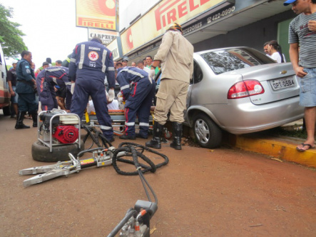 Acidente entre carro e moto deixou dois feridos na região central de Dourados - Fotos: Gizele Almeida