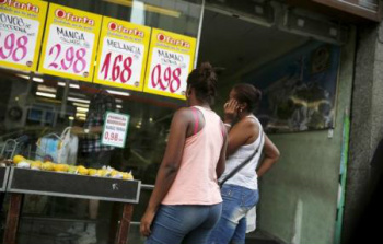 Inflação sobe menos que o esperado em abril e vai abaixo do centro da meta Mulheres observam preços em mercado do Rio de Janeiro. 21/01/2016
REUTERS/Pilar Olivares