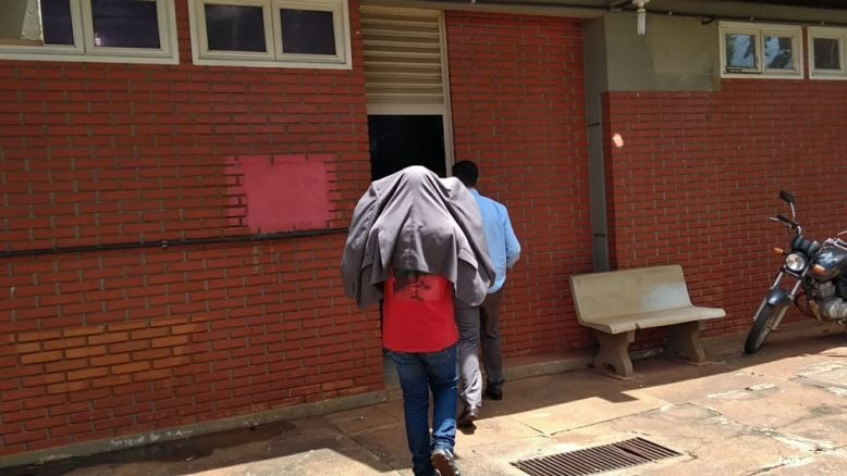 Jovem chegou acompanhado pelo advogado - Crédito: Osvaldo Duarte
