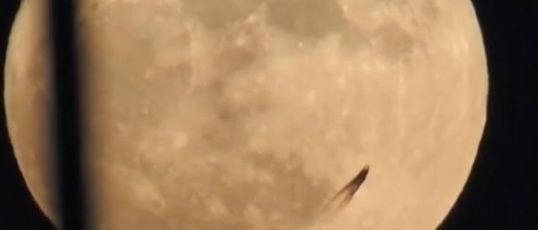 Astrônomos captam objeto misterioso 'rastejando' pela Lua © Reprodução / youtube