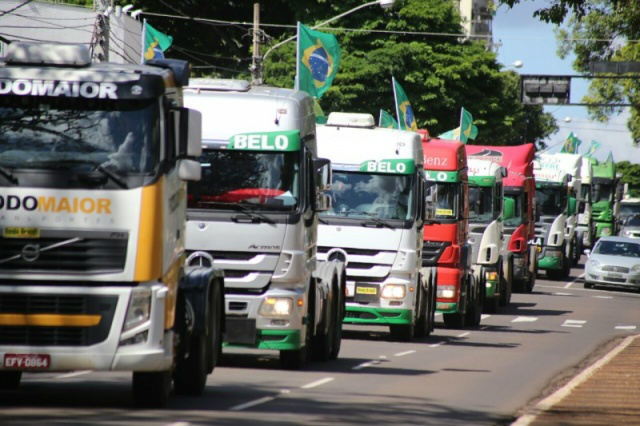 Caminhões fecham as principais ruas de Campo Grande em protesto contra o governo do PT(Foto: Marcos Ermínio)