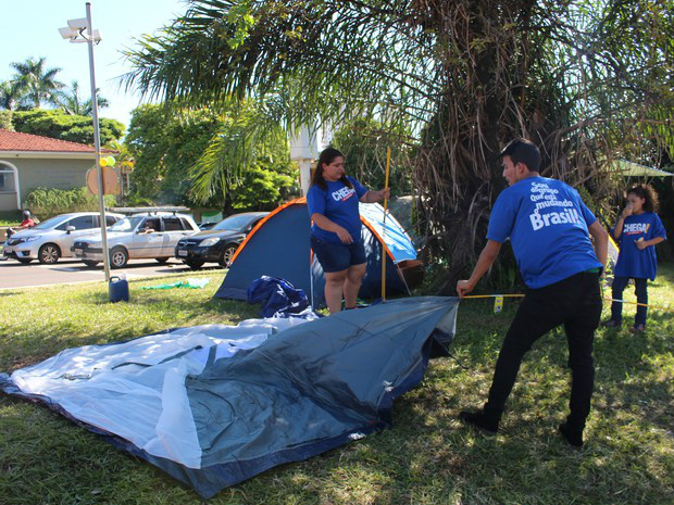 Manifestantes prometem permanecer acampados em Campo Grande Manifestantes montam barracas em canteiro de avenida em Campo Grande (Foto: Hélder Rafael)