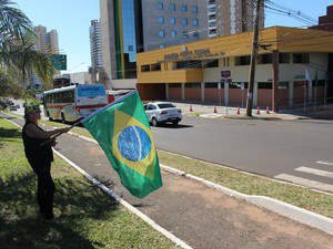 Manifestantes prometem permanecer acampados em Campo Grande Advogada Aida Domingos é veterana em
manifestações (Foto: Hélder Rafael)
