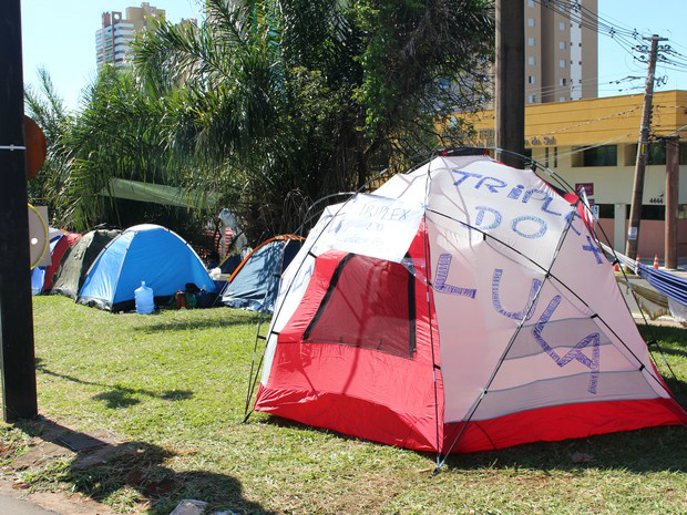 Manifestantes prometem permanecer acampados em Campo Grande Barraca em avenida vira o Triplex do Lula (Foto: Hélder Rafael)