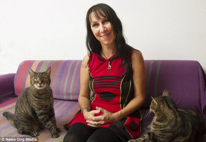 Mulher casada com gatos há dez anos revela que não se imagina unida com humanos