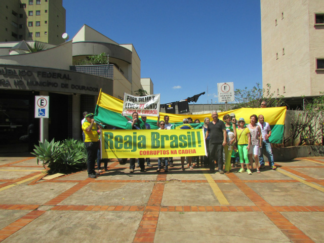 Em apoio a Sérgio Moro, douradenses ficam em frente ao MPF Douradenses mantém apoi ao juiz federal Sérgio Moro em frente ao MPF de Dourados (Foto: Gizele Almeida)