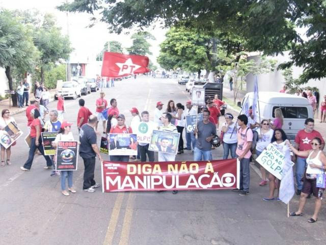 Protesto em frente de emissora de TV tem adesão de petistas No início do protesto eram poucos os petistas emfrente a emissora de TV. Depois o número cresceu e organizares esperam mais adesões(Foto: Alan Nantes)