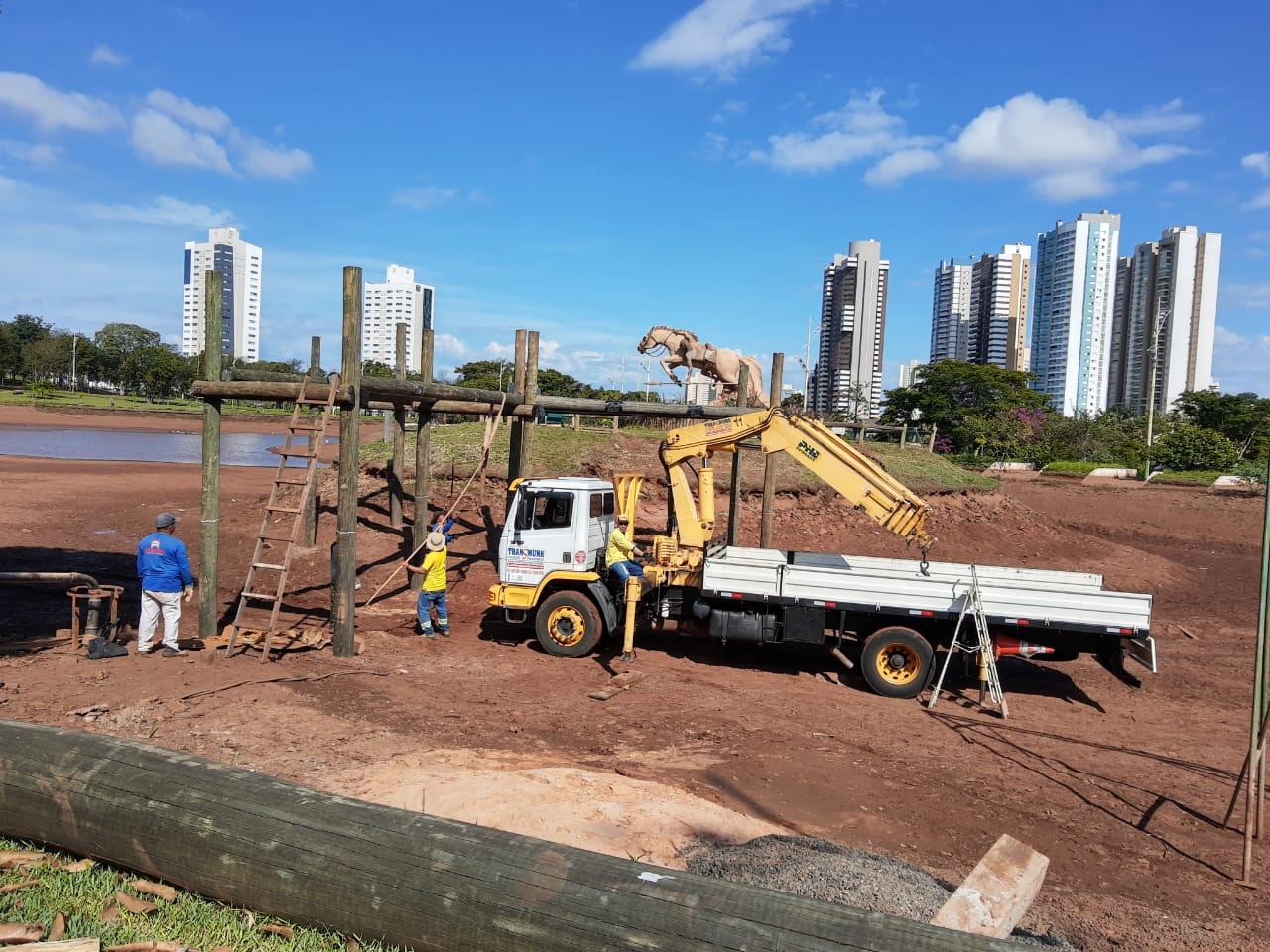 Com estiagem, prosseguem as obras de passarela no monumento do Cavaleiro Guaicuru Com estiagem, prosseguem as obras de passarela no monumento do Cavaleiro Guaicuru