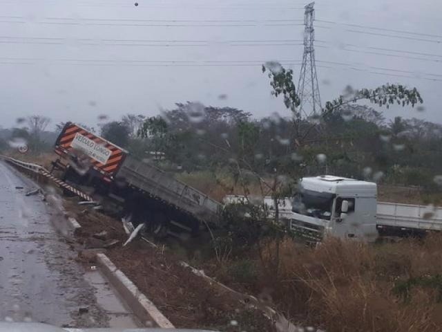Para evitar acidente, condutor joga carreta em barranco e acaba ferido Rádio Caçula