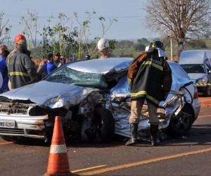 Carro foi atingido na lateral esquerda - Valdenir Rezende