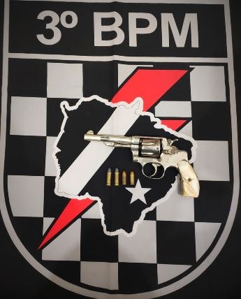 Rapaz é preso com arma de fogo com numeração raspada em Dourados