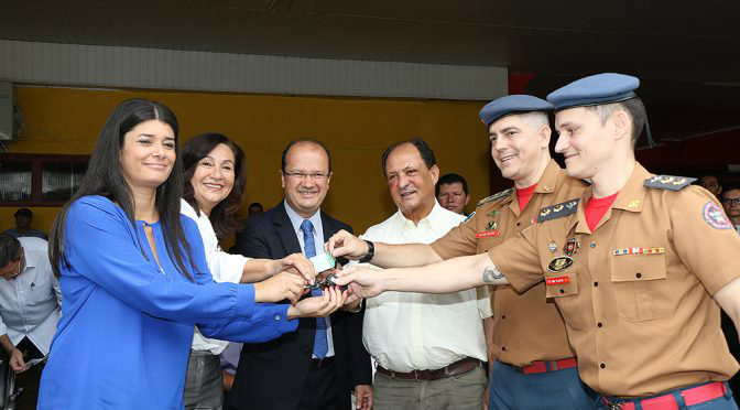 Rose Modesto entrega viaturas e visita escola em Dourados Entrega de viaturas ao 2º Grupamento do Corpo de Bombeiros
