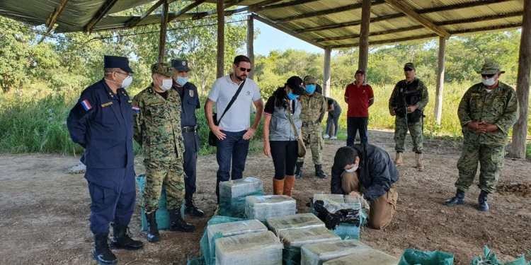 Polícia apreende avião carregado com 385 quilos de cocaína na fronteira Polícia apreende avião carregado com 385 quilos de cocaína na fronteira