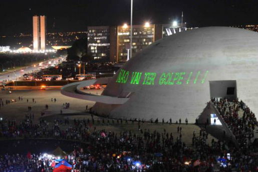 Manifestantes projetam a frase 