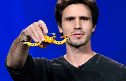 'Dronie', o drone que faz selfies, causa sensação na feira de eletrônicos CES Mostra também contou com a presença do drone Nixie, uma câmera voadora que é lançada do pulso do usuário e que ganhou no ano passado uma concorrência tecnológica de artigos 'vestíveis', patrocinada pela Intel.