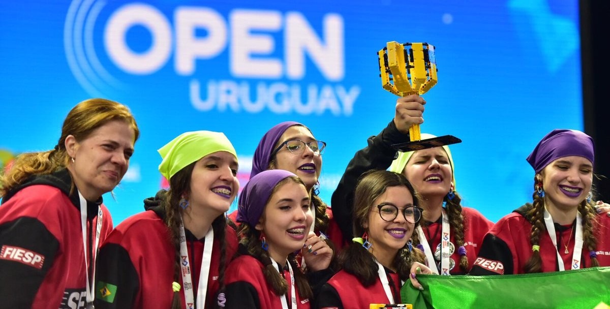 Brasileiros vencem torneio internacional de robótica no Uruguai Equipe Big Bang com a taça do aberto do Uruguai
Foto: Agência CNI de Notícias