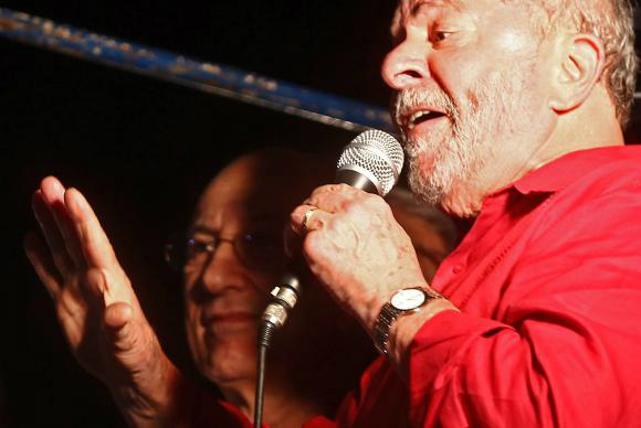 Na Paulista, Lula defende a democracia e diz que é preciso restabelecer a paz São Paulo - O ex-presidente Luiz Inácio Lula da Silva discursa em ato na Avenida Paulista contra o impeachment e a favor da democracia Juca Varella/Agência Brasil