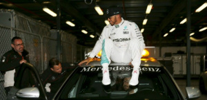 Piloto comemora mais uma pole - Foto: Jason Reed/Reuters
