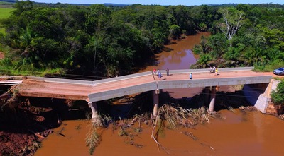 Chuvas deixam rastro de destruição em Mato Grosso do Sul Em Jardim, a ponte de concreto sobre o Rio dos Velhos, construída em 2014, desabou parcialmente - Foto: Chico Ribeiro / Governo do Estado