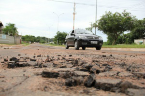 Chuvas dificultam conclusão de obras em avenidas de Campo Grande Na avenida Hiroshima as crateras voltaram a surgir, dificultando a passagem dos carros. (Foto:Marcos Ermínio)