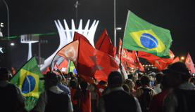 Manifestantes fazem ato contra processo de impeachment e defesa do governo, na Esplanada dos Ministérios. Atos foram realizados em todo o país Wilson Dias/Agência Brasil
